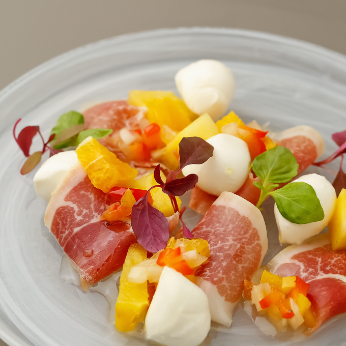 スタンドぱと梅田店の生ハムとフルーツのカプレーゼ